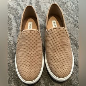 Steve Madden tan sued slip on